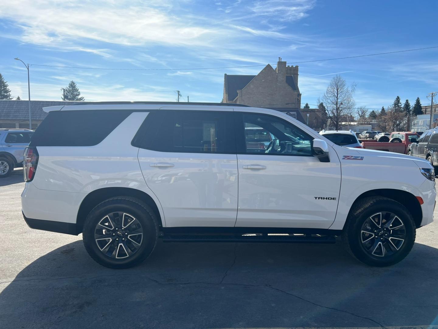 2022 WHITE /Black Chevrolet Tahoe Z71 w/ Luxury Package (1GNSKPKD6NR) with an 5.3L V8 engine, Automatic transmission, located at 116 5th Avenue South, Lewistown, MT, 59457, 47.063877, -109.427879 - Experience the power and luxury of the 2022 Chevrolet Tahoe Z71. This stunning SUV combines rugged durability with unmatched comfort, making it the perfect vehicle for any adventure. Whether you're navigating city streets or exploring off-road trails, the Tahoe Z71 delivers a smooth, responsive ride - Photo#1